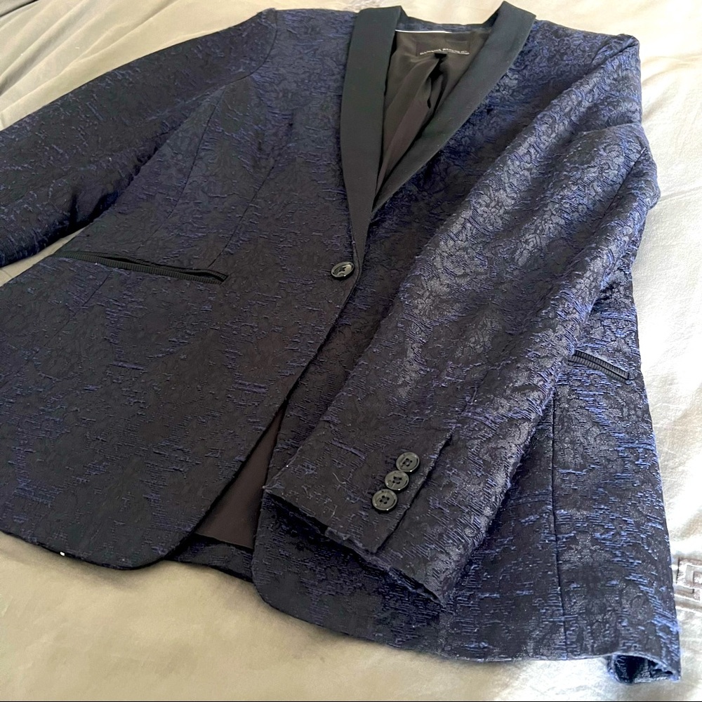 Banana Republic blazer with navy details. Size 10